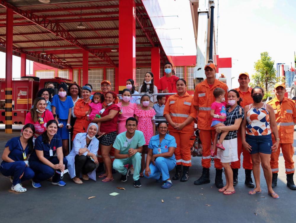 Crianças em tratamento do câncer vivem aventura no Corpo de Bombeiros do Piauí